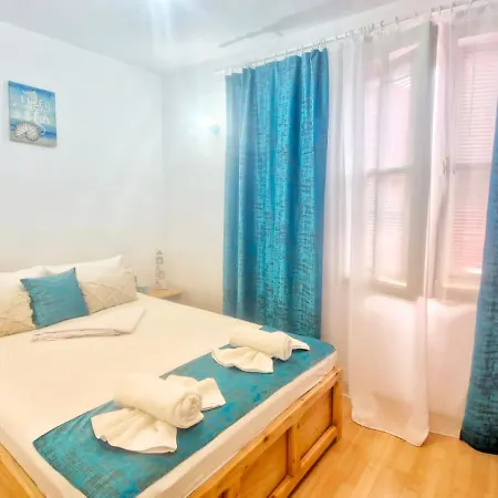 Apartment Casa Cu Obloane Rosii By Cochilia *