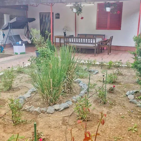 Casa Cu Obloane Rosii By Cochilia Eforie Nord