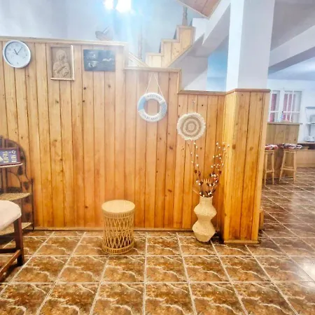 Casa Cu Obloane Rosii By Cochilia Apartment *