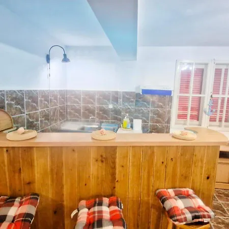 Casa Cu Obloane Rosii By Cochilia Apartment *