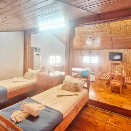 Casa Cu Obloane Rosii By Cochilia Apartment