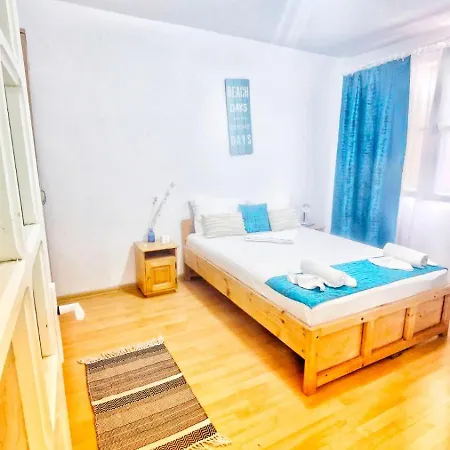 Casa Cu Obloane Rosii By Cochilia Apartment *
