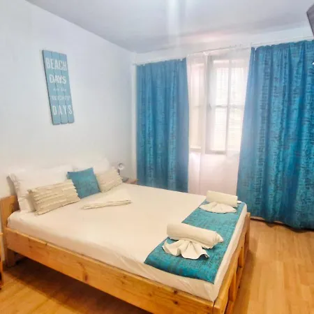 Casa Cu Obloane Rosii By Cochilia Eforie Nord